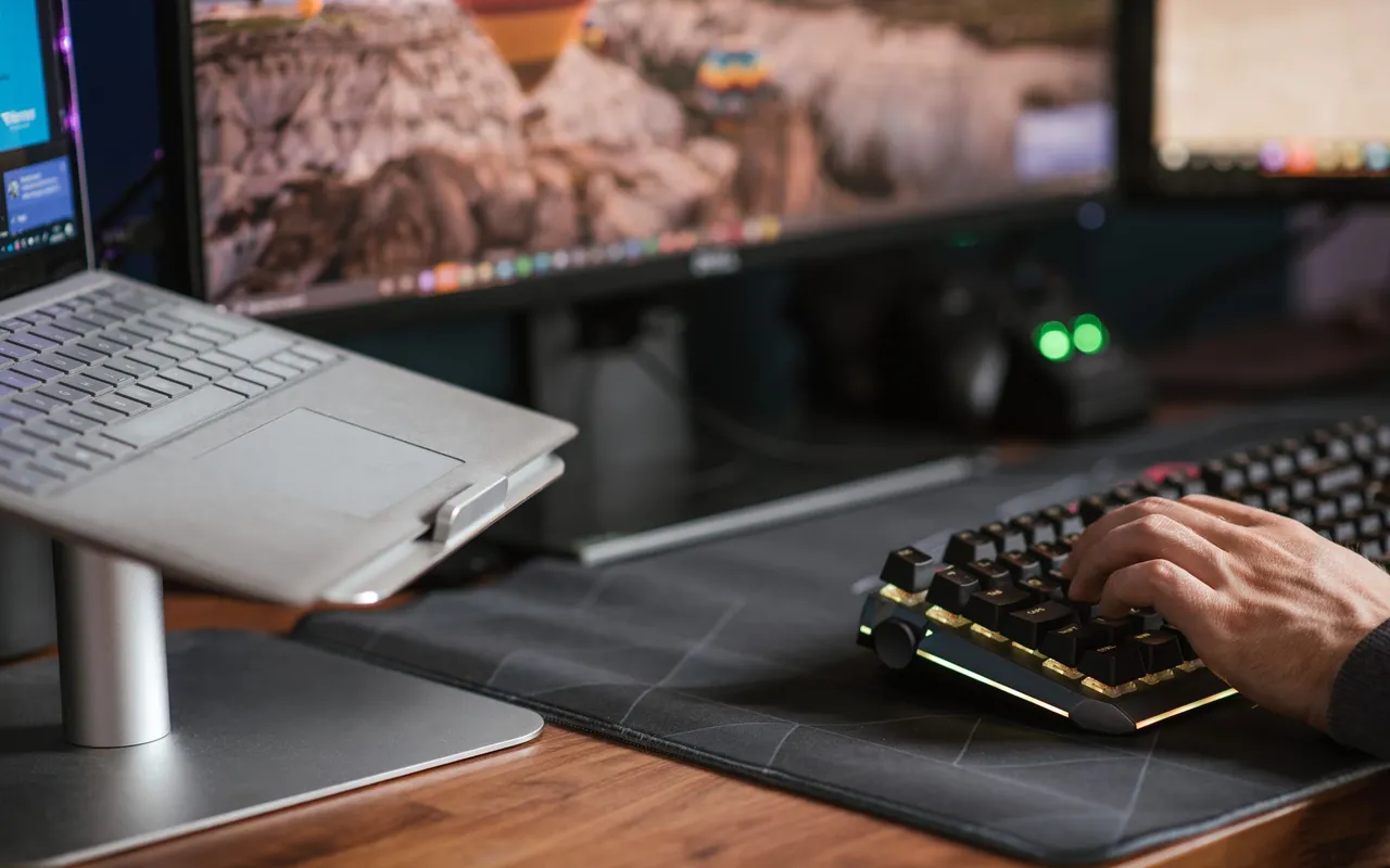 3 raisons pour lesquelles un clavier mécanique silencieux change vraiment votre productivité au bureau